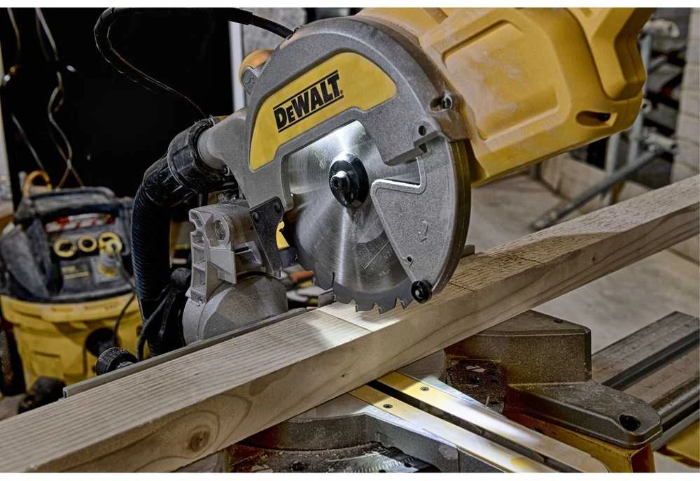 DEWALT skersinio pjovimo staklės 1800W 216mm DWS777