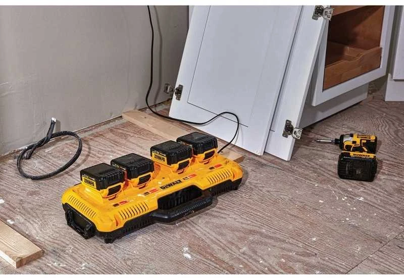 DEWALT keturvietis Įkroviklis DCB104 XR 8A