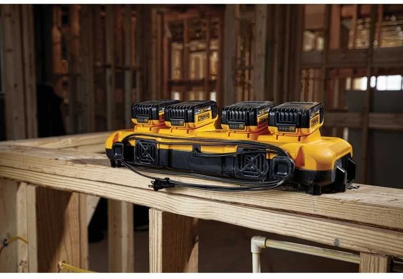 DEWALT keturvietis Įkroviklis DCB104 XR 8A