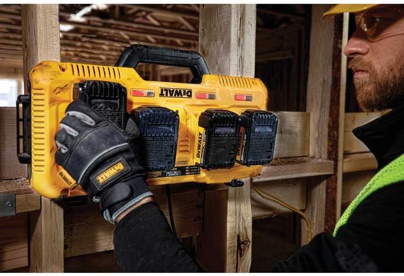 DEWALT keturvietis Įkroviklis DCB104 XR 8A