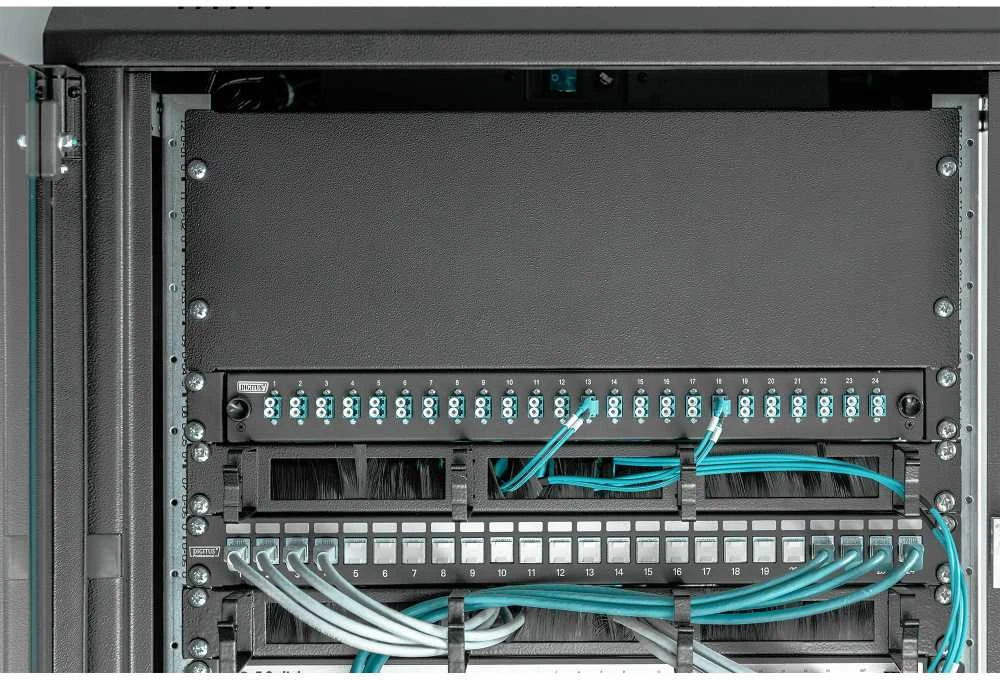 DIGITUS Abdeckplatte 4HE Blindabdeckung 483mm juodas