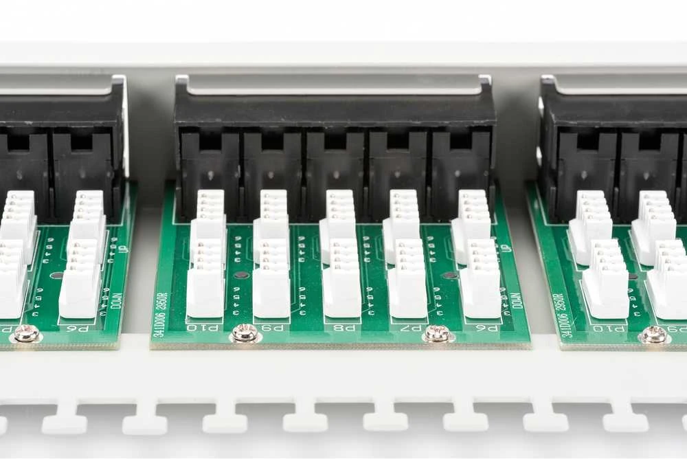 „Assmann Electronic DIGITUS CAT 3 ISDN“ komutacinė panelė, neekranuota, 50 prievadų RJ45 8P4C LSA 1U, montuojama ant stovo, pilkos spalvos RAL 7035