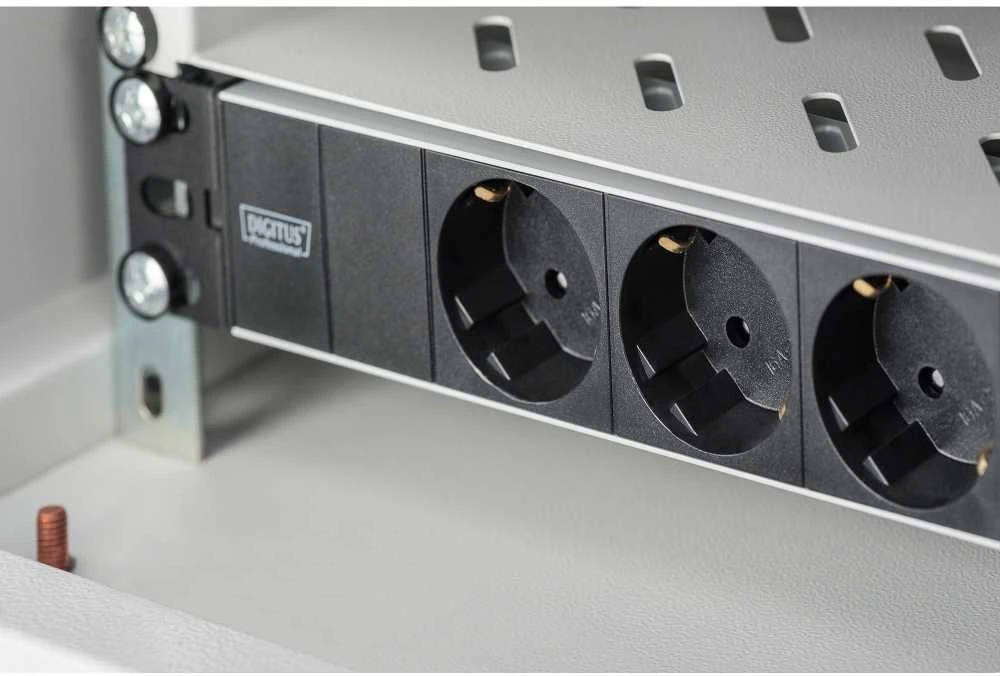 Assmann Electronic DIGITUS Outlet stripe 3x 10Inch 4000W 16A juodas su montavimo komplektu