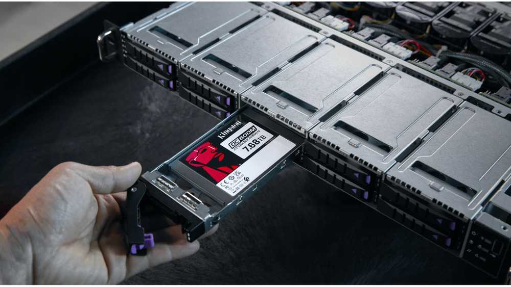 KINGSTON 7,68 TB DC600M 2,5 colio SATA3 mišraus naudojimo duomenų centro SSD, skirtas įmonių serveriams ir NAS (palaikomas „VMWare“)