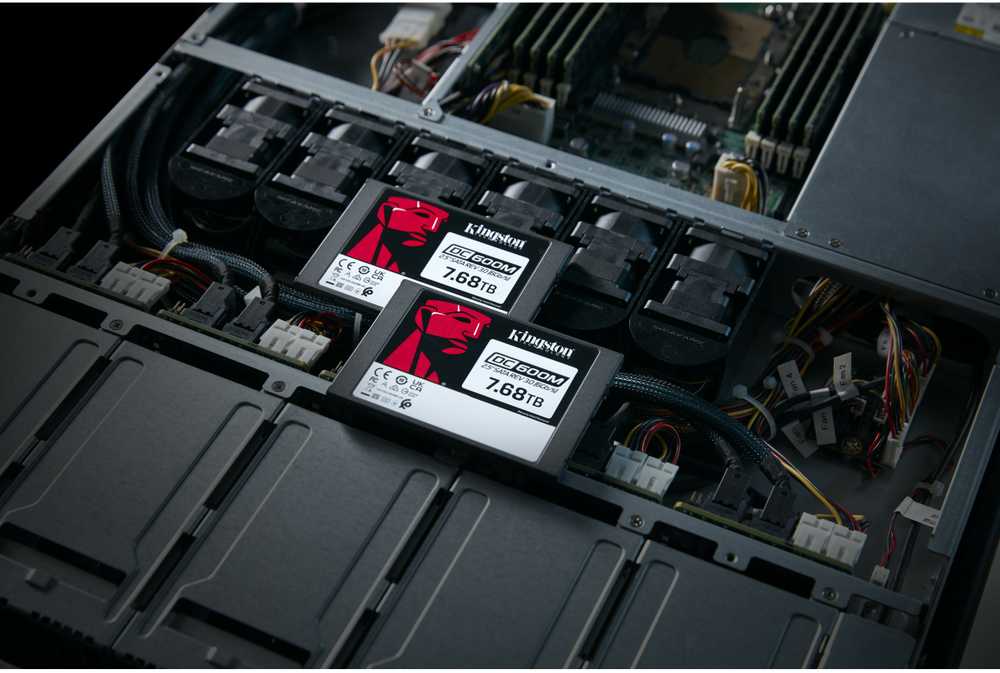 KINGSTON 7,68 TB DC600M 2,5 colio SATA3 mišraus naudojimo duomenų centro SSD, skirtas įmonių serveriams ir NAS (palaikomas „VMWare“)