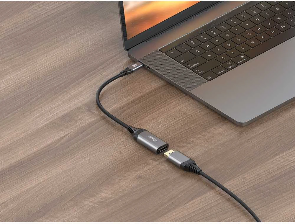 USB-C į DisplayPort adapteris naudojamas su nešiojamuoju kompiuteriu