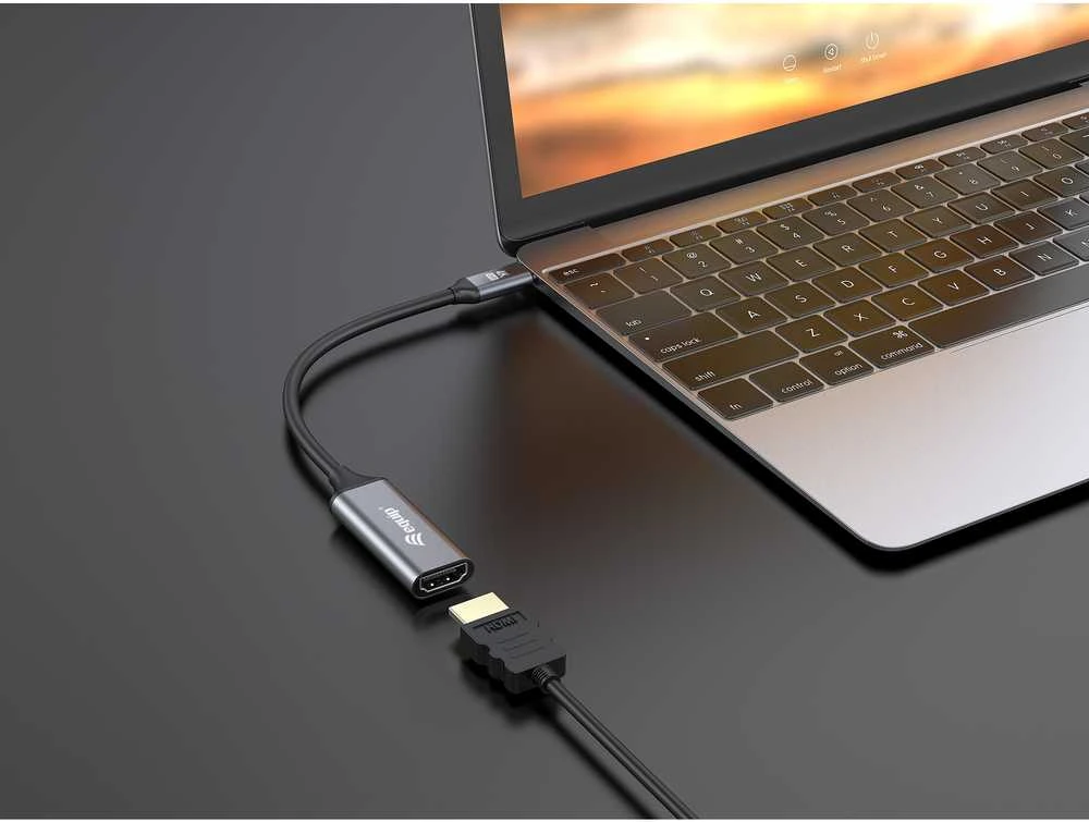 USB-C į HDMI adapteris su nešiojamuoju kompiuteriu