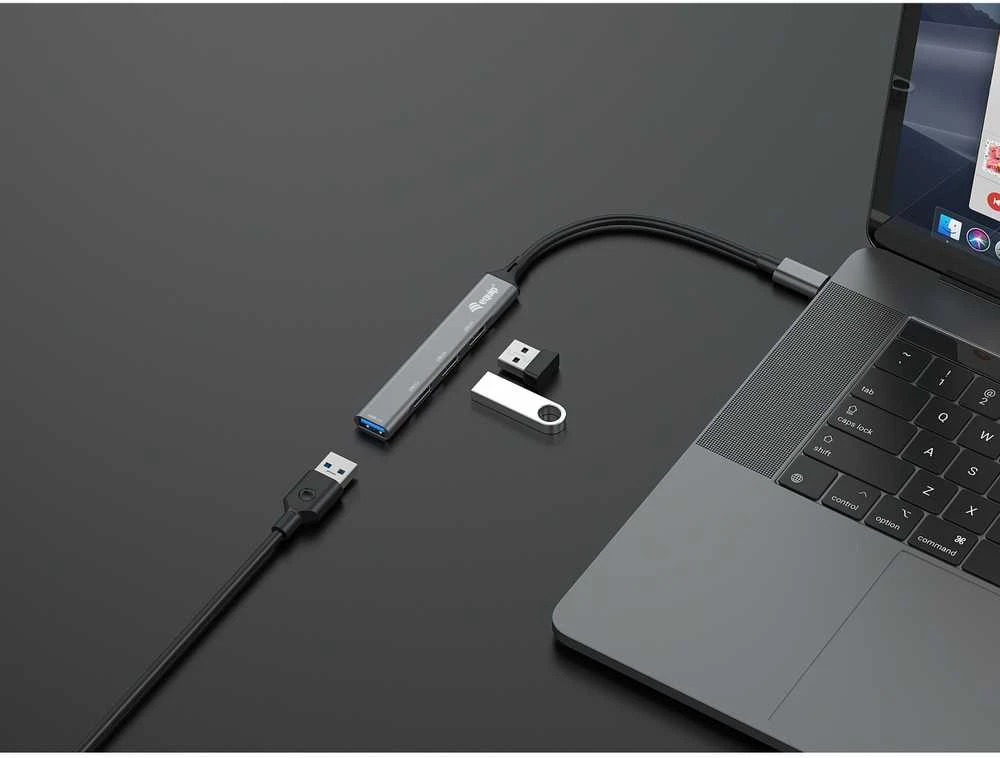 Equip USB-C 4 prievadų adapteris su prijungtais įrenginiais