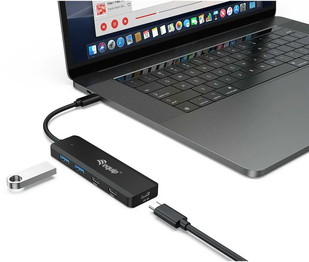 Equip USB-C šakotuvas prijungtas prie nešiojamojo kompiuterio