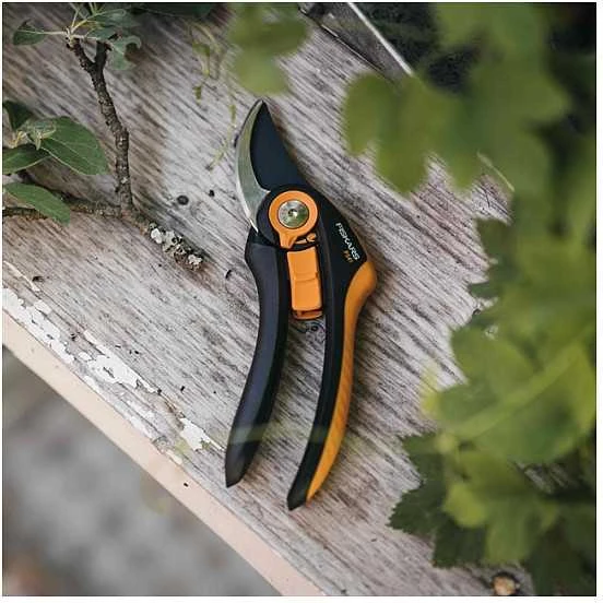 Fiskars Plus SmartFit sekatorius prasilenkiančiais ašmenimis (P541) 1057169