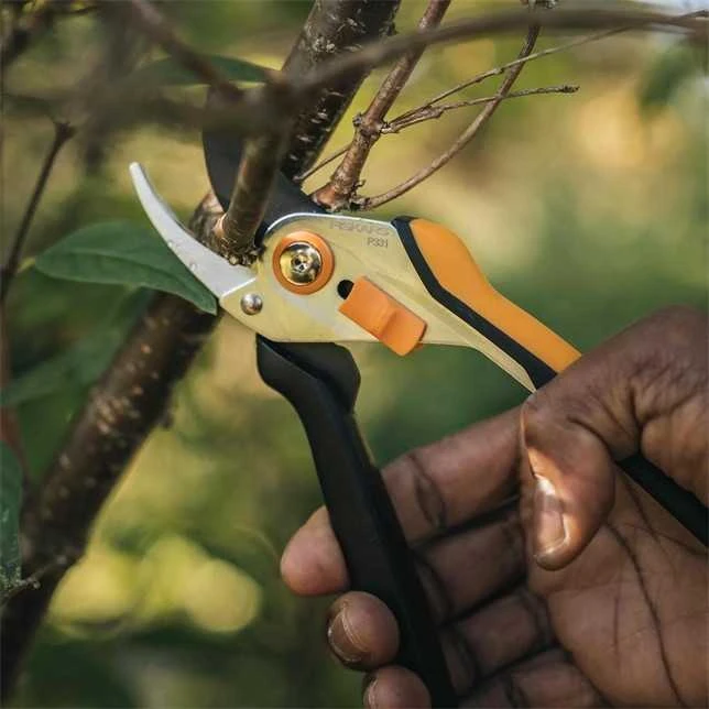 Fiskars Solid™ sekatorius prasilenkiančiais ašmenimis, metalinis (P331)