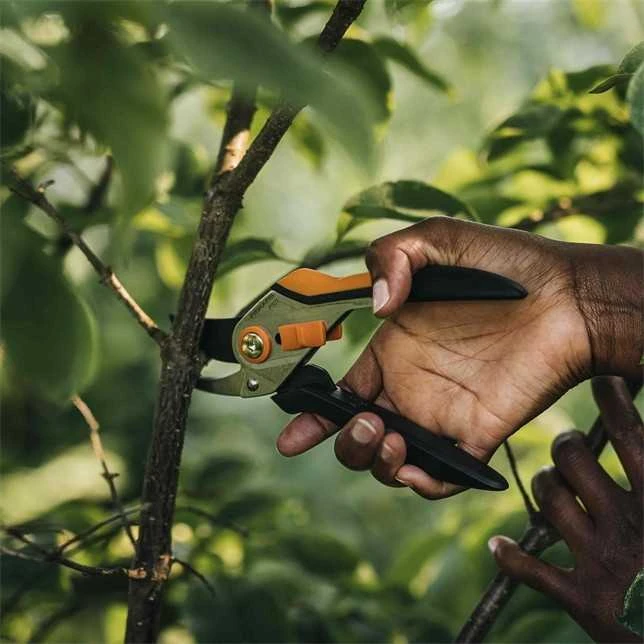Fiskars Solid™ sekatorius prasilenkiančiais ašmenimis, metalinis (P331)