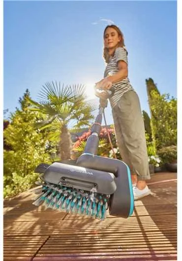 Gardena Akumuliatorinis daugiafunkcinis valytuvas "AquaBrush Patio", skirtas subraižymams jautriems mediniams paviršiams