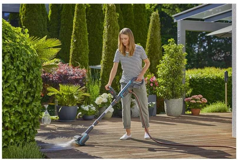 Gardena Akumuliatorinis daugiafunkcinis valytuvas "AquaBrush Patio", skirtas subraižymams jautriems mediniams paviršiams