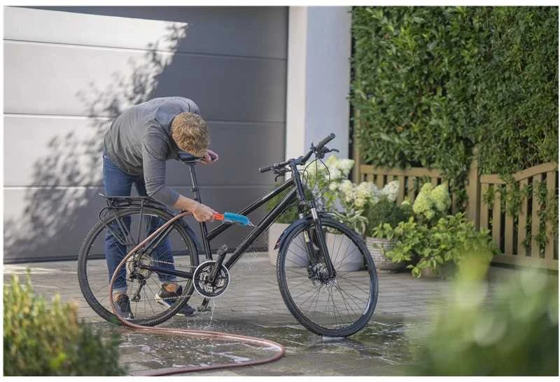 Gardena "Cleansystem" dviračio šepetys skirtas dviračiams, priekaboms ir vaikiškiems vežimėliams plauti
