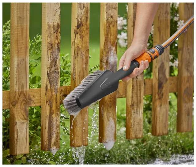 Gardena "Cleansystem" rankinis šepetys "Soft" M, su vandens jungtimis, skirtas mažesniems paviršiams