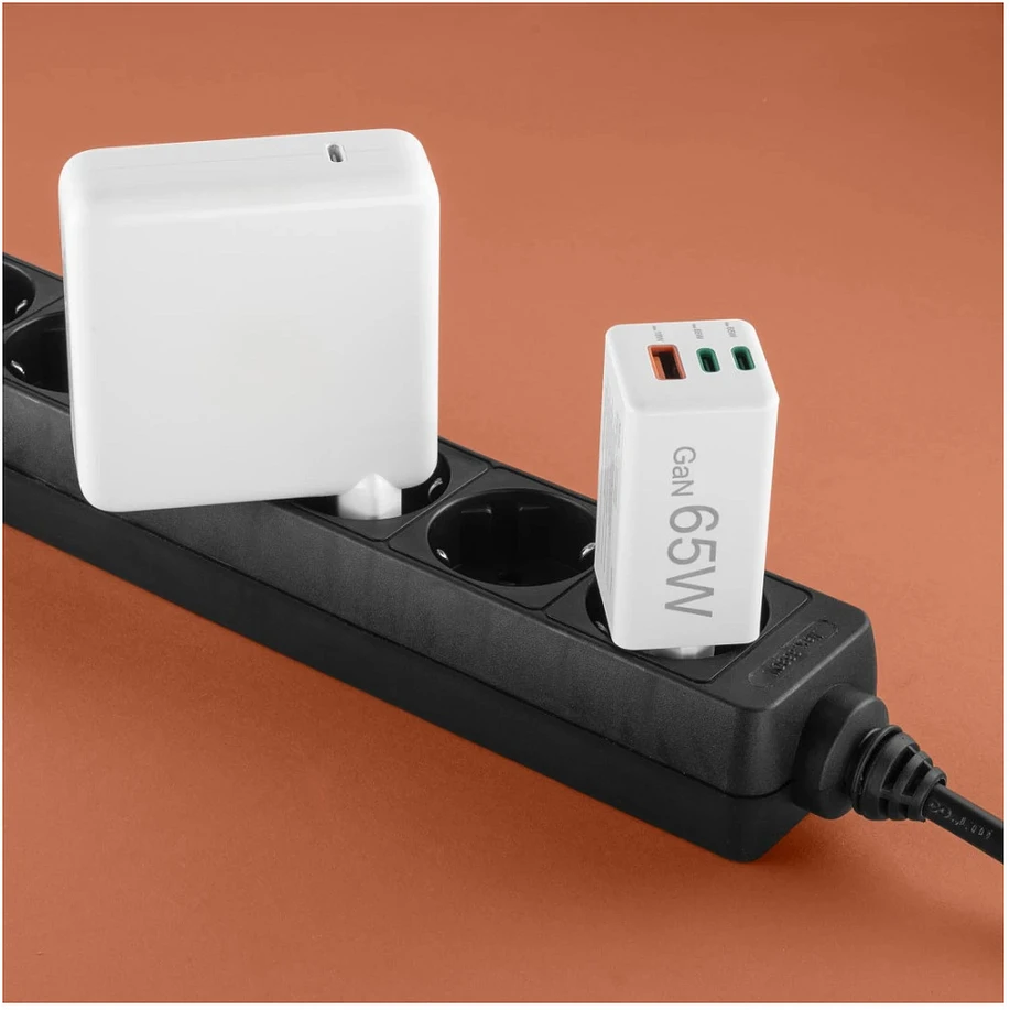 Hama mini GaN 65W PD/QC 2x USB-C, 1x USB-A balta