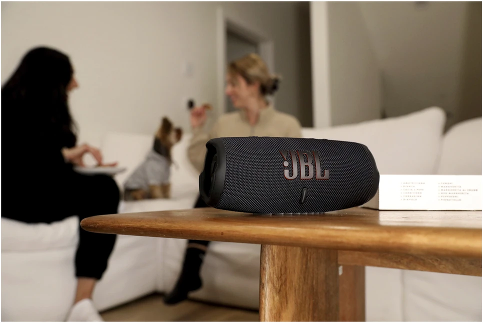 JBL Charge 5 nešiojama kolonėlė, Balta