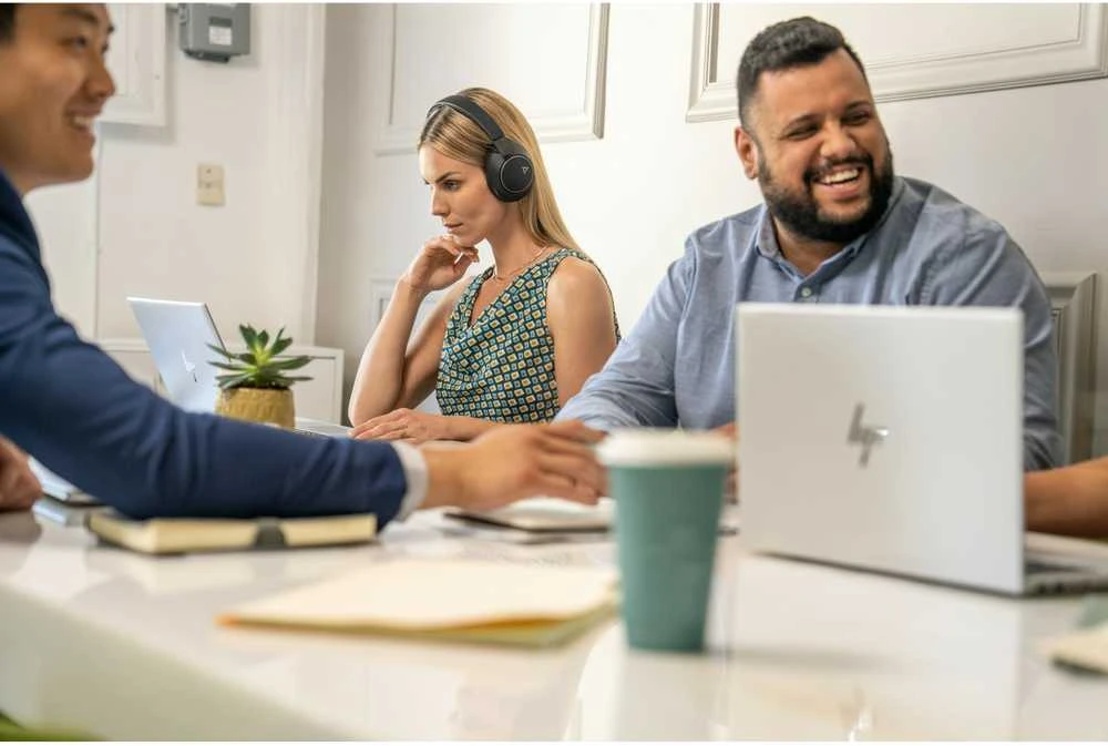 Hewlett Packard (HP) HP Poly Voyager Surround 80 UC Microsoft Teams sertifikuotas USB-C Ausinės +USB-C/A adapteris
