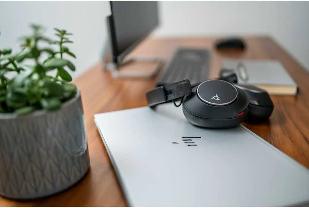 HP Poly Voyager ausinės ant nešiojamojo kompiuterio