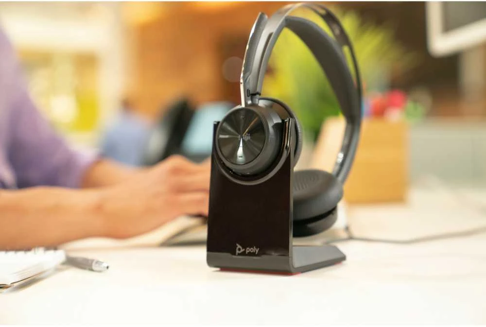 Hewlett Packard (HP) HP Poly Voyager Focus 2 Microsoft Teams sertifikuotas USB-C-C Ausinės +USB-C/A adapteris + įkrovimo stovai Be lokalizacijos