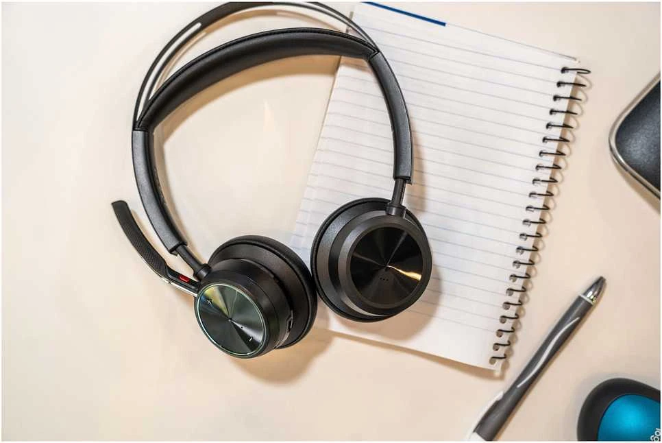 „Hewlett Packard“ (HP) HP „Poly Voyager Focus 2 USB-C BT“ ausinės + USB-C/A adapteris + įkrovimo stovas