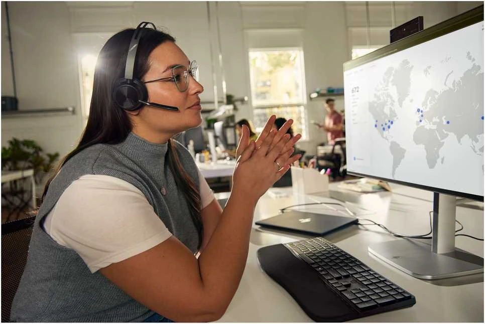 Hewlett Packard (HP) HP Poly Voyager Focus 2 Microsoft Teams sertifikuotas USB-C-C Ausinės +USB-C/A adapteris + įkrovimo stovai Be lokalizacijos