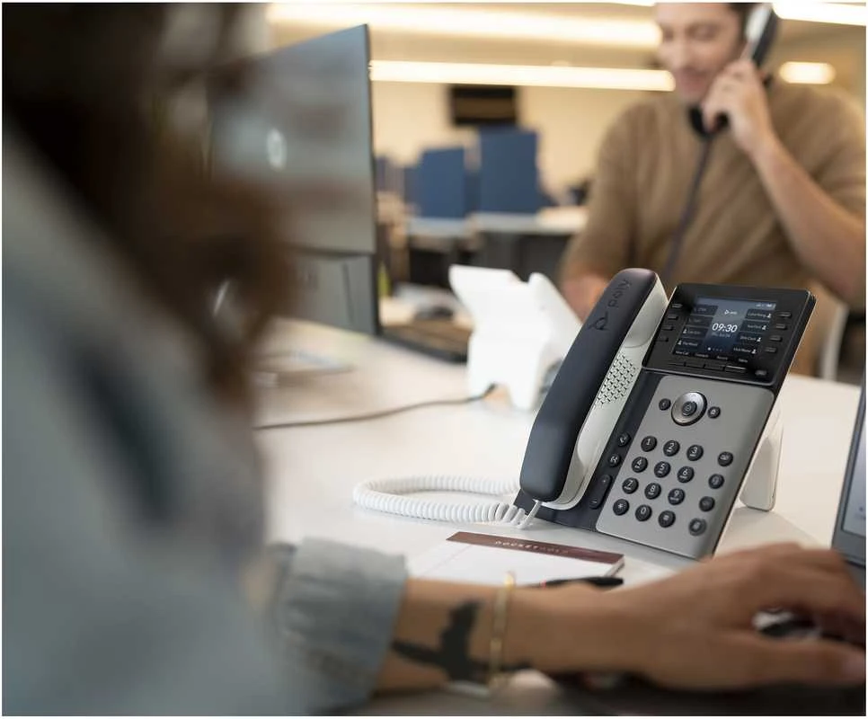 HP Poly Edge E300 IP telefonas su PoE