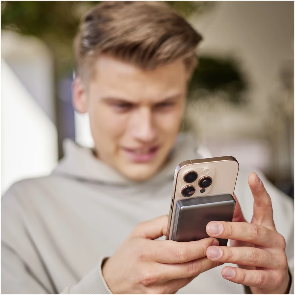 „Intenso Powerbank MW10000“ pilka 10000 mAh magnetinė belaidė baterija