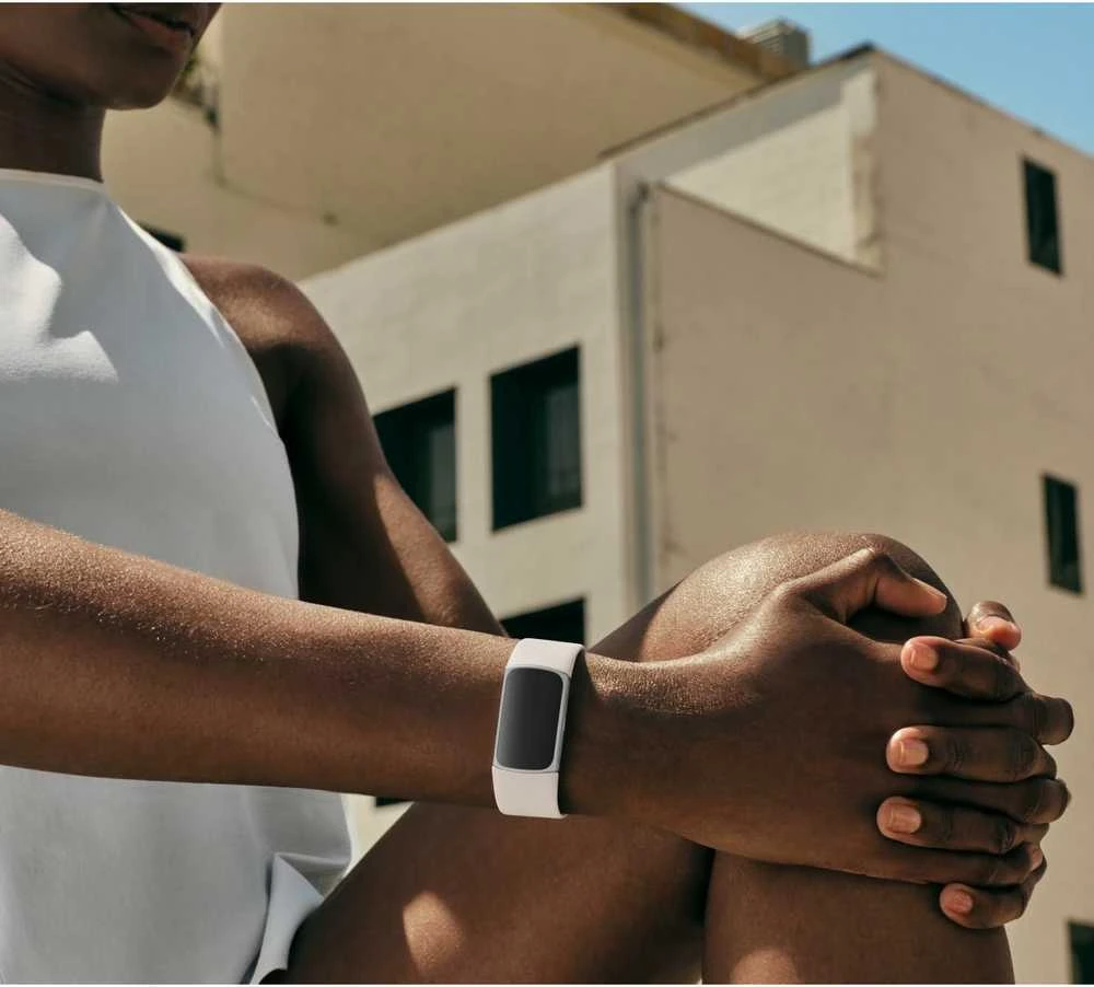 Išmanioji apyrankė Fitbit Charge 6, Sidabro spalvos korpusas su kreminės spalvos apyranke
