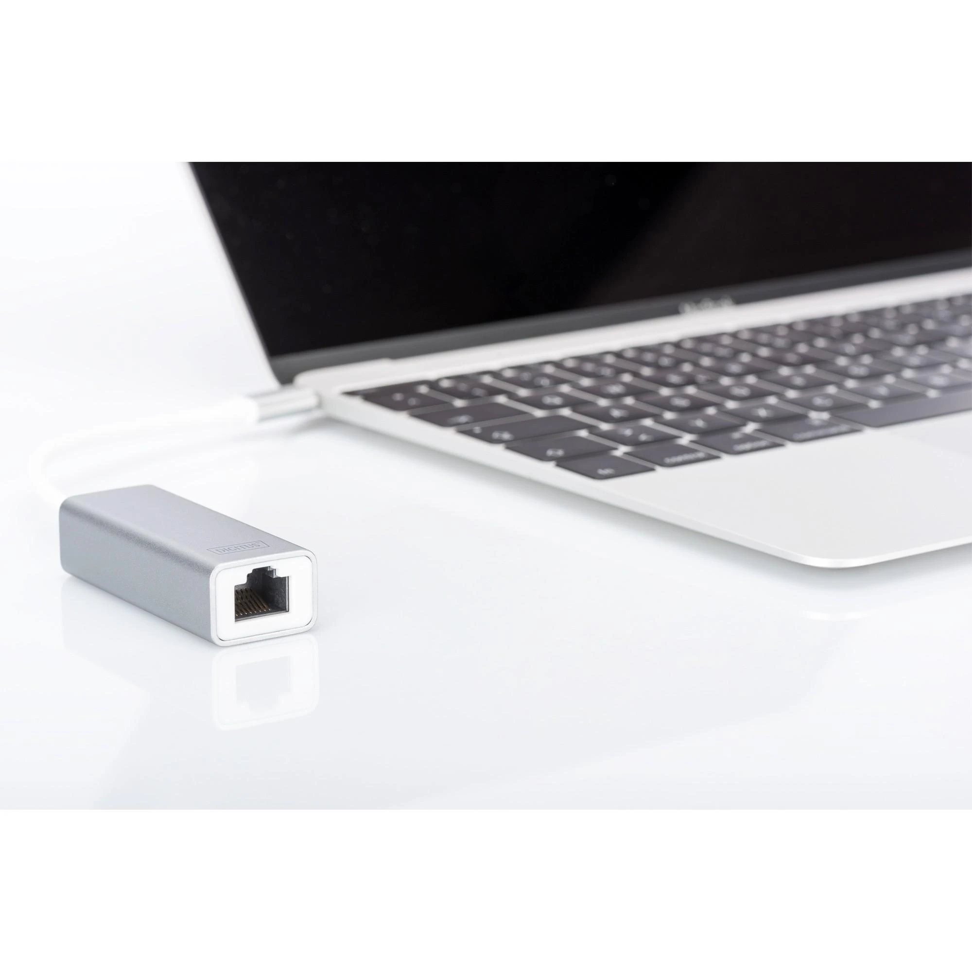 Digitus USB-C į LAN adapteris su prijungtu kompiuteriu