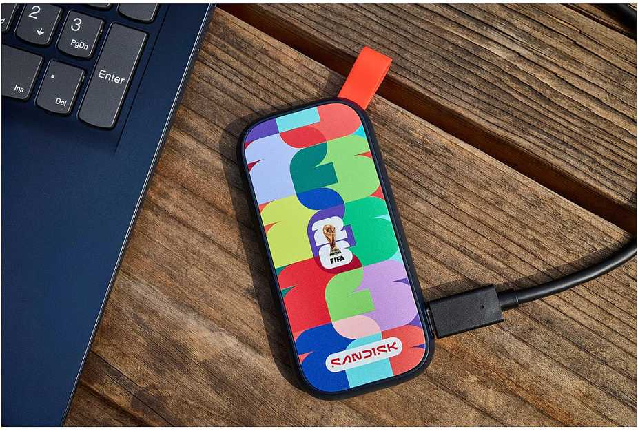 Kietasis diskas Dysk zewnętrzny SSD SanDisk Portable: FIFA World Cup 2026 Edition 1TB Juodai-raudona (SDSSDE30F-1T00-G25)