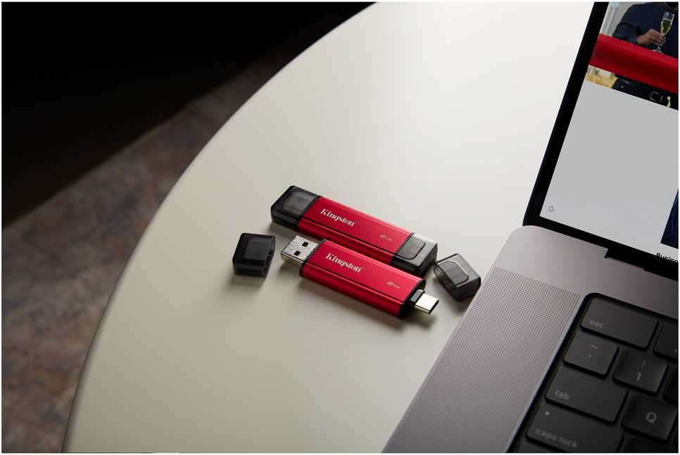 Kietasis diskas „Kingston Technology“ 2 TB nešiojamasis SSD diskas su dviem USB-A/C jungtimis, iki 1050 MB/s USB 3.2 Gen 2