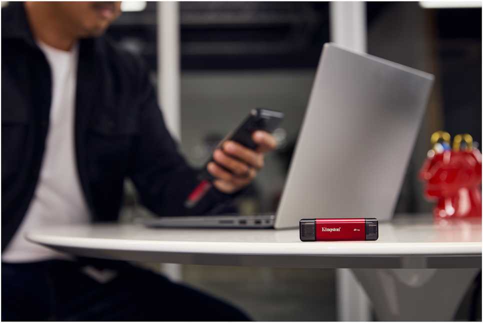 Kietasis diskas „Kingston Technology“ 2 TB nešiojamasis SSD diskas su dviem USB-A/C jungtimis, iki 1050 MB/s USB 3.2 Gen 2
