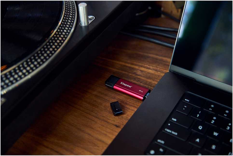 Kietasis diskas „Kingston Technology“ 2 TB nešiojamasis SSD diskas su dviem USB-A/C jungtimis, iki 1050 MB/s USB 3.2 Gen 2