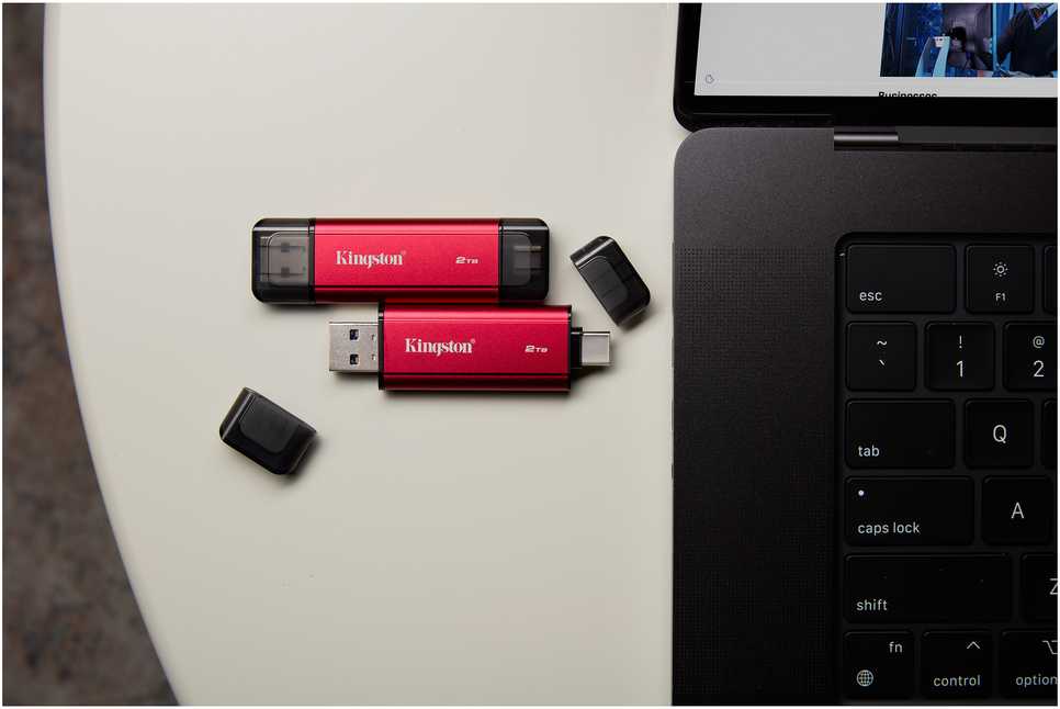 Kietasis diskas „Kingston Technology“ 2 TB nešiojamasis SSD diskas su dviem USB-A/C jungtimis, iki 1050 MB/s USB 3.2 Gen 2