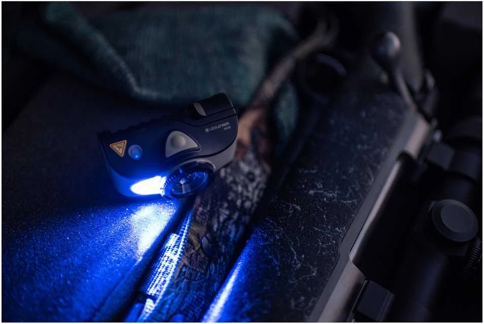 Žibintuvėlis LED LENSER MH8 (juodas) Multicolor LED