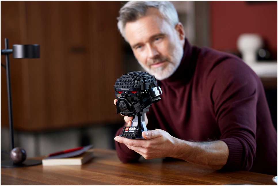 LEGO® Star Wars Tamsiojo kario™ šalmas (75343)
