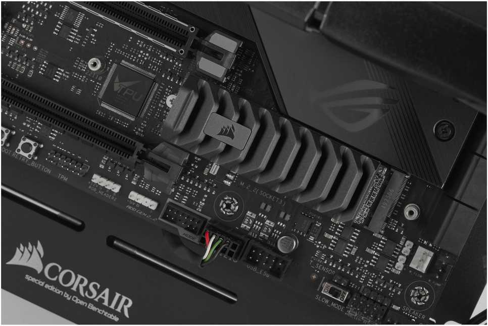 Corsair SSD MP600 PRO XT 1000 GB SSD form factor M.2 2280 SSD sąsaja PCIe Gen 4.0 x4 Rašymo greitis 5800 MB/s Skaitymo greitis 7100 MB/s