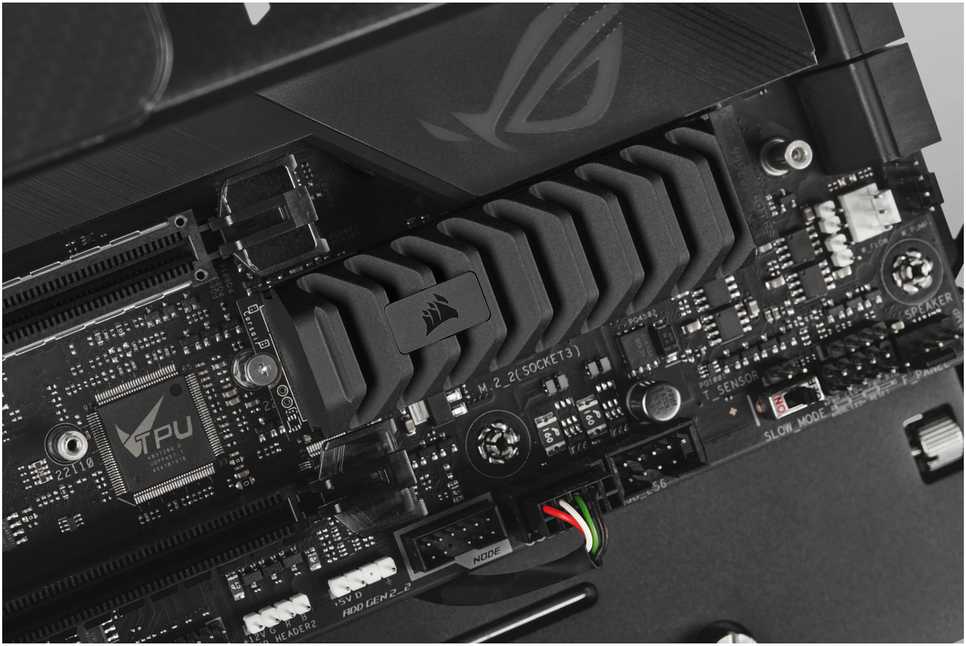 Corsair SSD MP600 PRO XT 1000 GB SSD form factor M.2 2280 SSD sąsaja PCIe Gen 4.0 x4 Rašymo greitis 5800 MB/s Skaitymo greitis 7100 MB/s