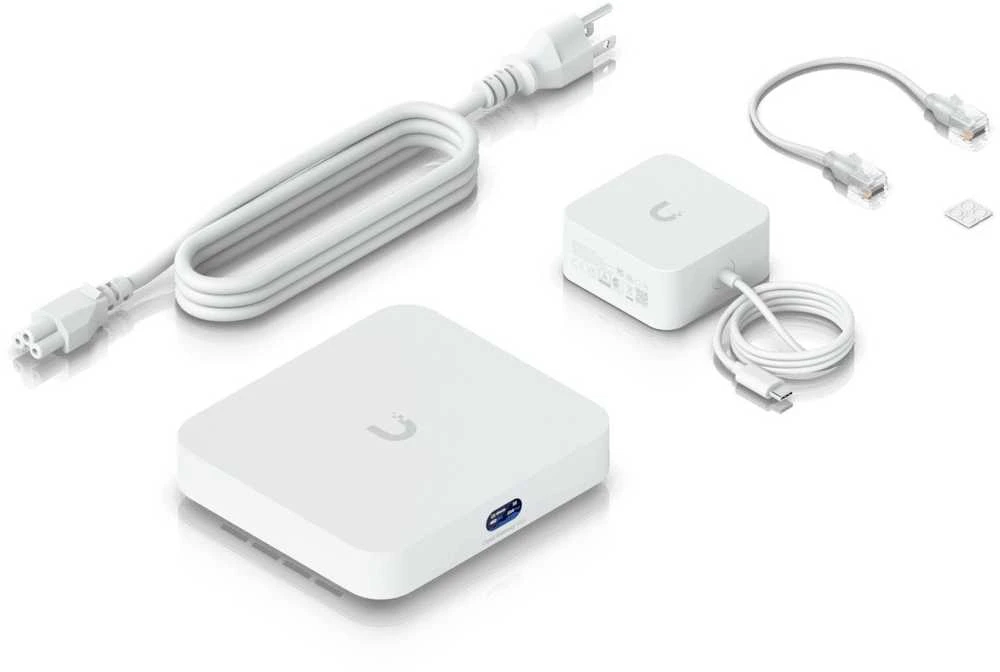 Maršrutizatorius UBIQUITI CLOUD GATEWAY MAX – kompaktiškas 2,5 G debesies šliuzas su daugiau nei 30 UNIFI įrenginių / daugiau nei 300 klientų aptarnavimu, 1,5 GBPS IPS maršrutizavimu ir be NVR saugyklos.