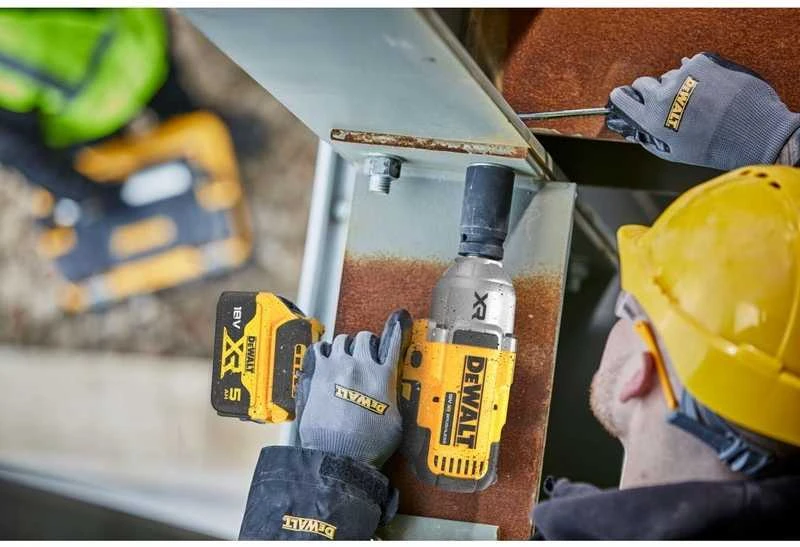Dewalt smūginis veržliasukis darbo procese