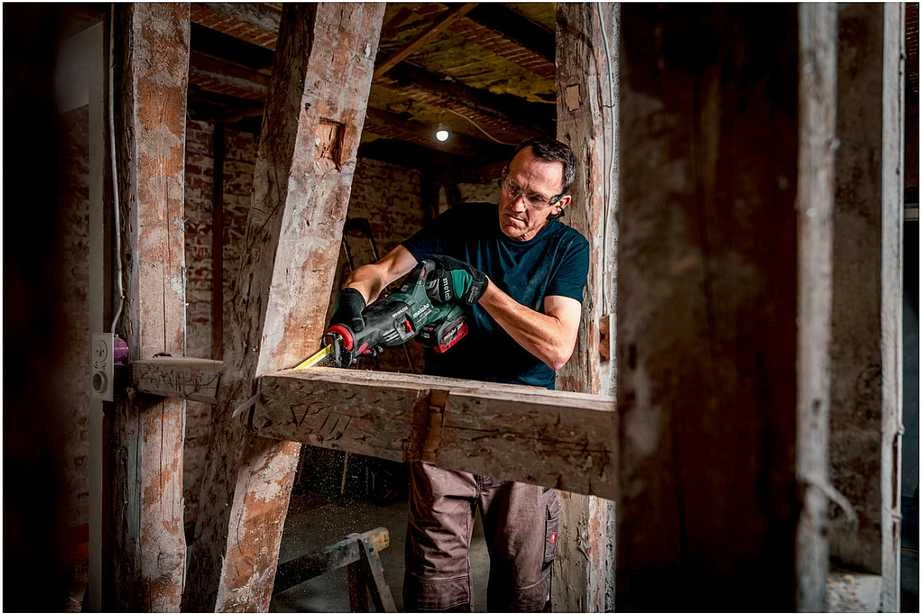 Tiesinis pjūklas Metabo SSEP 18 LT BL pjovimo procese