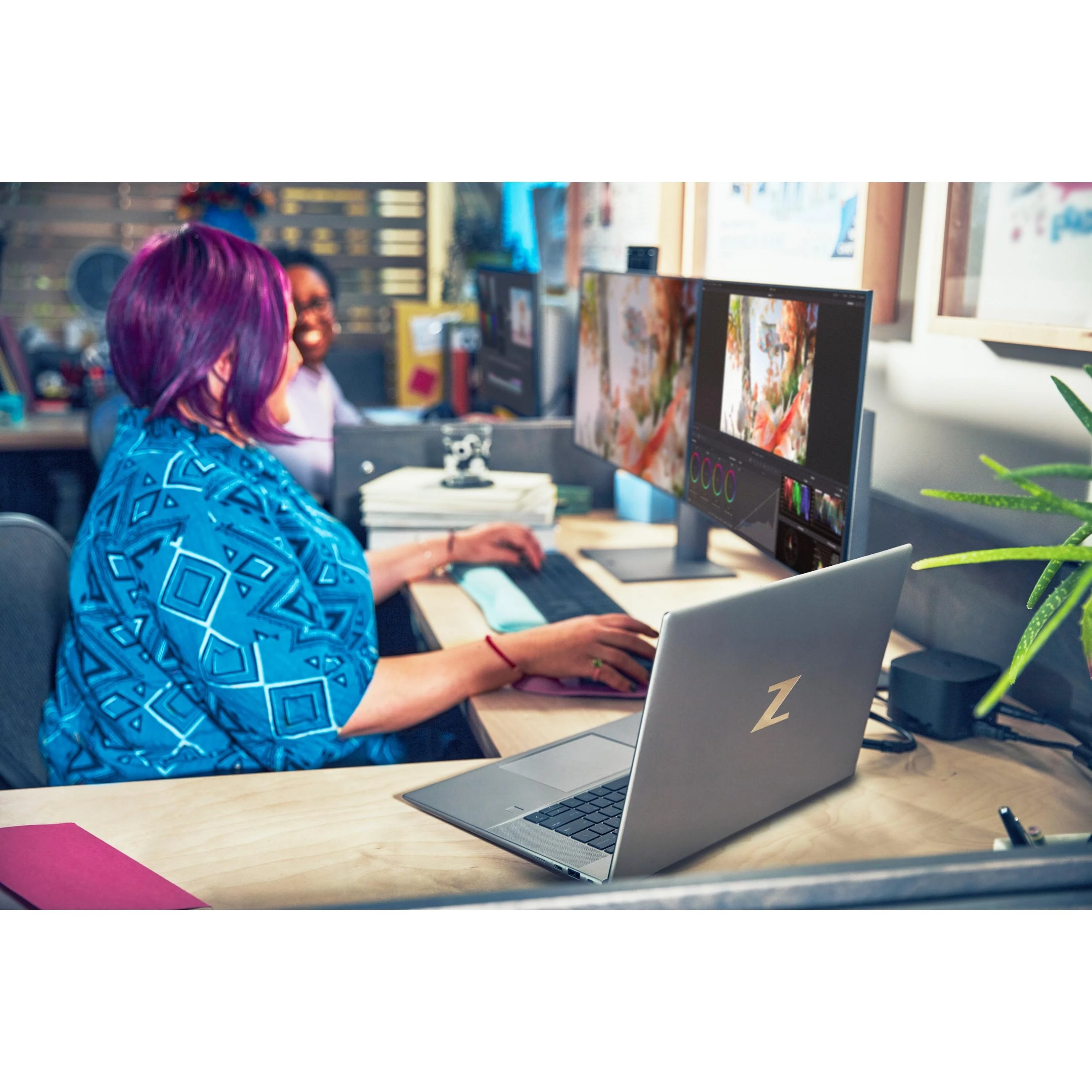 Hewlett Packard (HP) HP Z24q G3 QHD monitorius – 23,8 colio, 2560x1440 QHD, 400 nitų, 90 Hz, AG, IPS, HDMI/DisplayPort grandinės jungtis, 4 USB-A jungtys, reguliuojamo aukščio / pakreipimo / pasukimo / sukimosi padėtis, 3 metimai