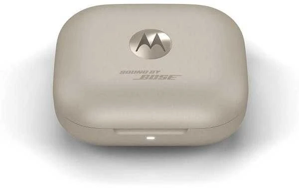 Motorola MOTO BUDS+ smėlio spalvos dėklas su Bose logotipu
