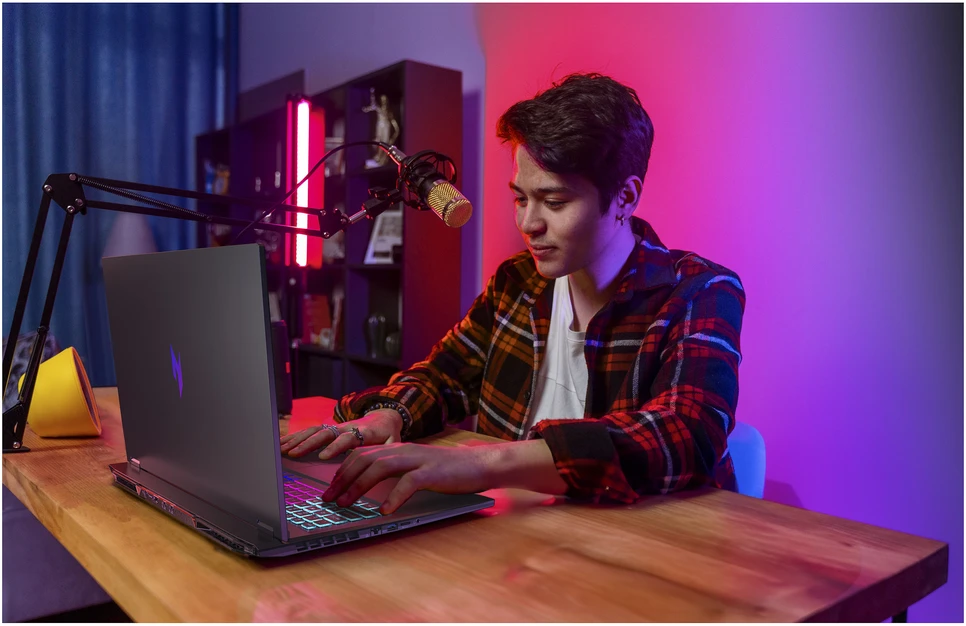 Nešiojamas kompiuteris „Acer Nitro 18 AI“ (AN18-61-R49W) žaidimų / „Copilot+“ asmeninis kompiuteris, 18,0 colio WUXGA, 165 Hz, „Ryzen AI R7-350“ (50 našumų), 16 GB RAM, 1 TB SSD, „GeForce R“