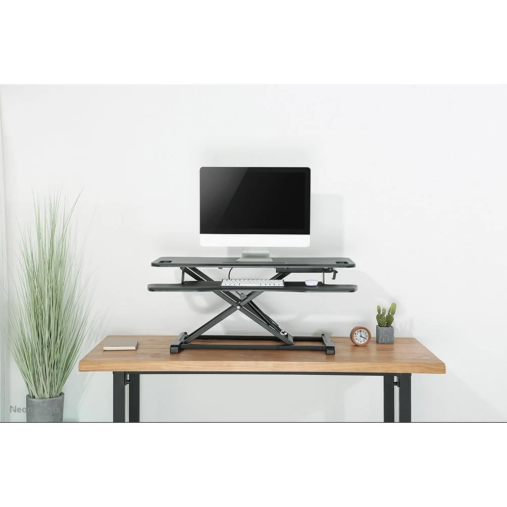 Laikiklis „NEOMOUNTS BY NEWSTAR WORKSTATION“ – SĖDIMO-STOVIMO DARBO VIETA (AUKŠČIO REGULIAVIMAS: 11–51 CM)