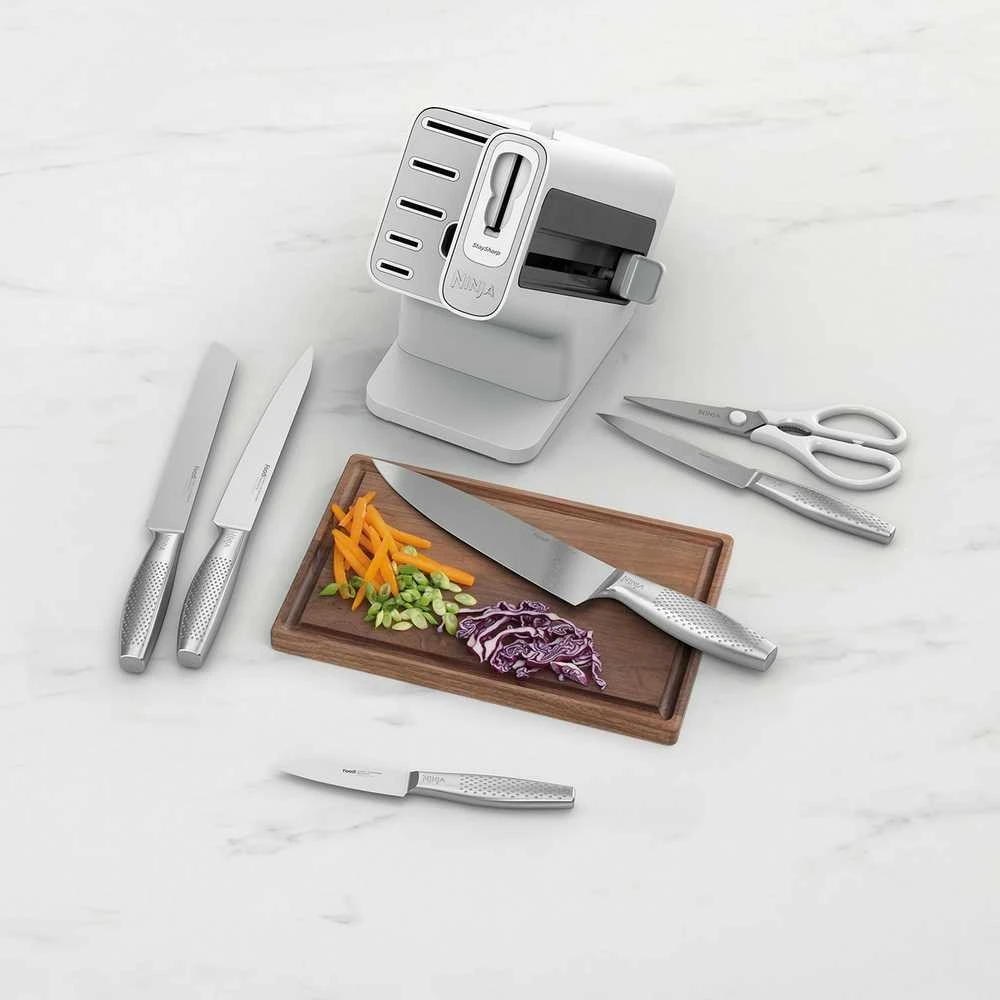 Ninja Kitchen StaySharp nerūdijančio plieno 6 dalių peilių rinkinys + baltas peilių laikymo blokas - K62006EUWH