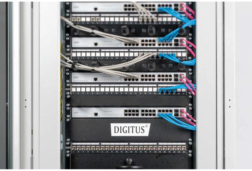 DIGITUS Abdeckplatte 1HE Blindabdeckung 483mm juodas