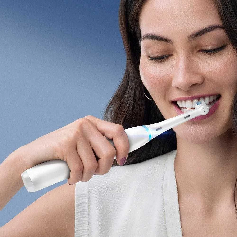 Oral-B iO8 dantų šepetėlis naudojimo metu